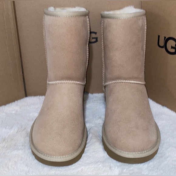 UGG CLASSIC SHORT - Picture 1 of 3